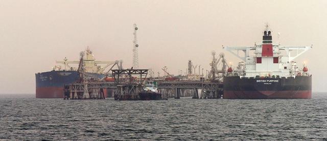 سکوی نفتی در شمال تنگه هرمز