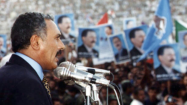 علی عبدالله صالح، رئیس جمهور یمن در تاریخ 11 سپتامبر 1999 برای حامیان خود در شهر جنوبی عدن سخنرانی می‌کند.