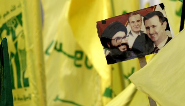 تصویر حسن نصرالله و بشار اسد و حافظ اسد مقابل پرچم حزب الله