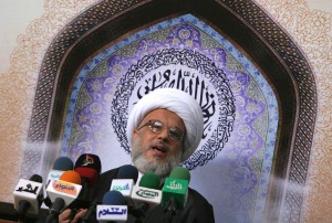 شیخ شیعه، عبدالمهدی الکربلایی ، نماینده آیت الله علی سیستانی ، رهبر شیعیان عراق در حال قرائت خطبه امام حسین در مرقد او در کربلا و در مرکز عراق