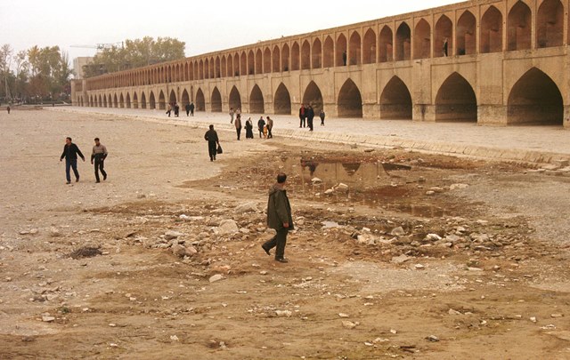 بستر زاینده رود در آنسوی سد این رودخانه خشکسالی را تجربه می کند. عکس از گتی ایمجز