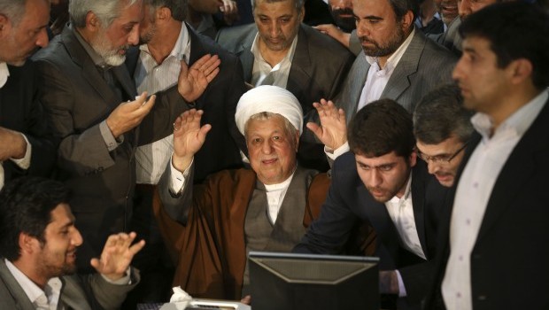 هاشمی رفسنجانی در میان استقبال مردمی برای نامزدی ریاست جمهوری ثبت نام کرد