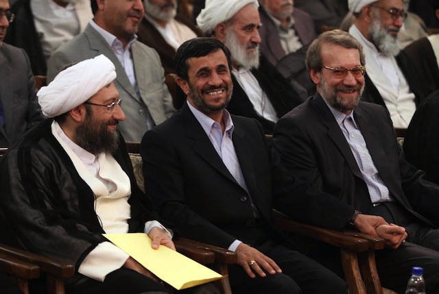 به ترتیب از راست، علی لاریجانی، محمود احمدی نژاد و صادق لاریجانی، سران سه قوه در ایران - عکس از گتی ایمیجز