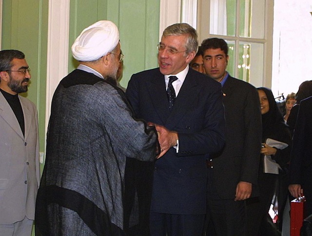 جک استراو وزیر امور خارجه سابق بریتانیا در جریان دیدار با حسن روحانی در تهران در اکتبر سال ۲۰۰۳ - عکس از گتی ایمجز