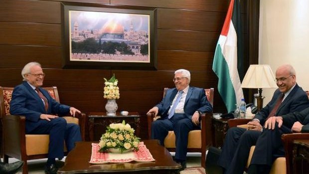 عکس که توسط تشکیلات خودگردان فلسطین ارائه شده است، مارتین ایندیک، فرستاده ویژه آمریکا را در دیدار با محمود عباس (در وسط) و صائب عریقات، مذاکره کننده فلسطینی (راست)  نشان می دهد - عکس از آژانس عکس خبری اروپا