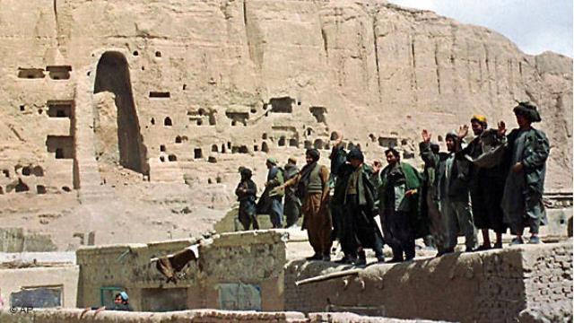شماری از طالبان در مقابل یکی از مجسمه های بودا در استان بامیان افغانستان