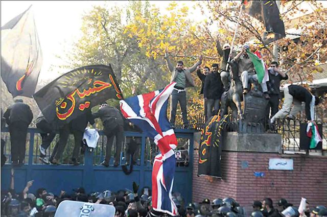 تصویری از حمله به سفارت بریتانیا در تهران در 8 آذر 1390