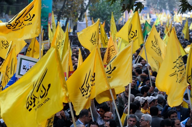 پرچم های «مرگ بر آمریکا» در راهپیمایی 13 ابان سالروز تسخیر سفارت آمریکا در تهران توسط دانشجویان- شرق پارسی