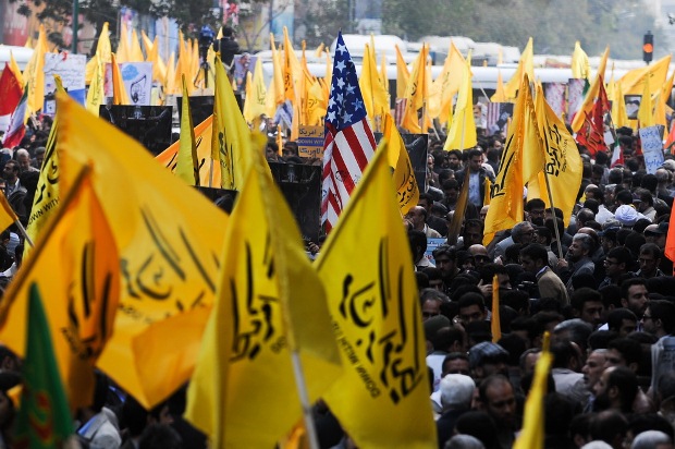 پرچم های «مرگ بر آمریکا» در راهپیمایی 13 ابان سالروز تسخیر سفارت آمریکا در تهران توسط دانشجویان- شرق پارسی