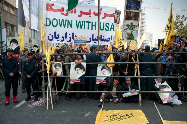 پلاکارد مرگ بر آمریکا در راهپیمایی 13 ابان 92 تهران- شرق پارسی