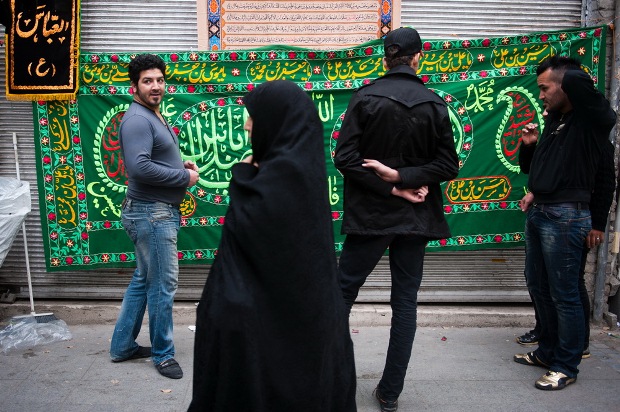 خرید و فروش پرچم های سوگواری در تهران- عکس از شرق پارسی