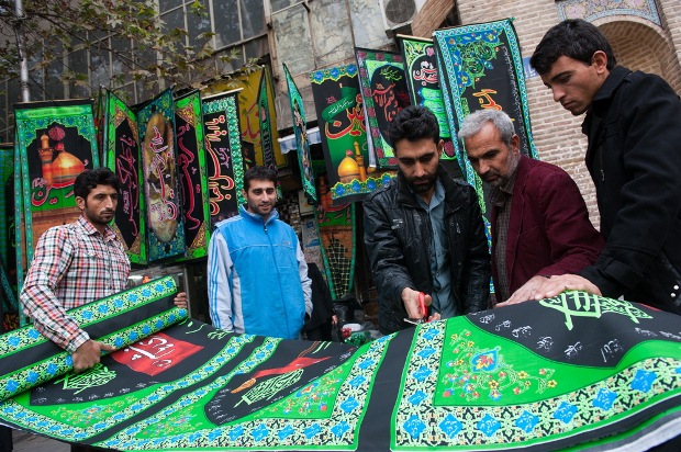 فروش پارچه های سوگواری در تهران- عکس از شرق پارسی