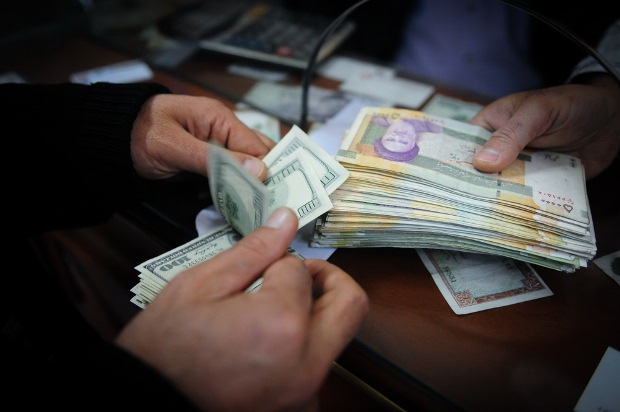 فروش دلار در بازار غیر رسمی ارز ایران -عکس از شرق پارسی