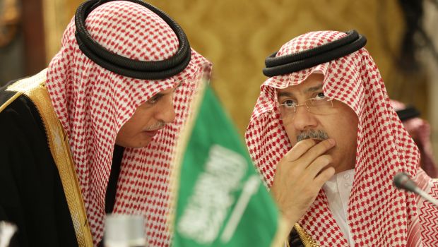 عبدالعزیز بن عبدالله بن عبدالعزیز، معاون وزیر امور خارجه عربستان سعودی (راست) در دیداری در بحرین – 25 نوامبر 2013 (عکس از آسوشیتد پرس)