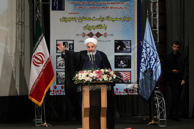 سخنرانی حسن روحانی در جمع دانشجویان در روز ۱۶ آذر- عکس از شرق پارسی