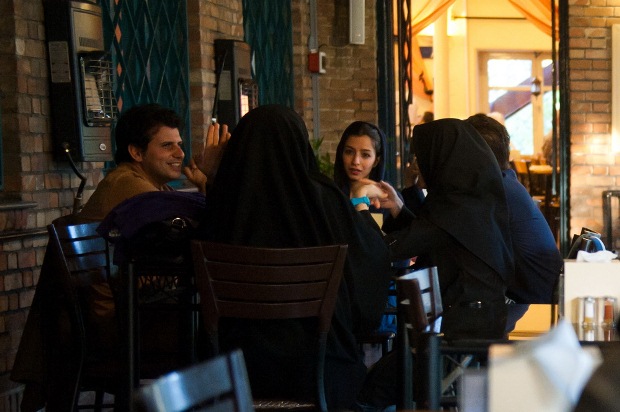 کافی شاپ ها یکی از پاتوق های جوانان تهران -عکس از شرق پارسی 
