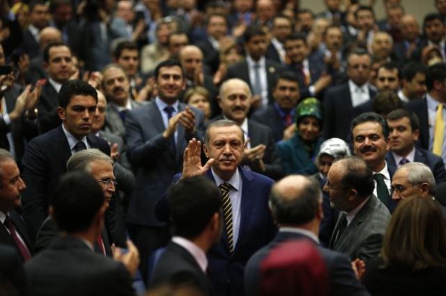  رجب طیب اردوغان نخست وزیر ترکیه در میان جمعی از اعضای حزب عدالت و توسعه
