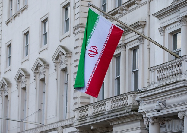 بر افراشته شدن پرچم ایران بر سر سفارت این کشور در لندن- آسوشیتدپرس