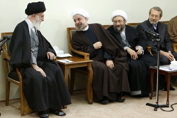 از راست به چپ: علی لاریجانی رئیس مجلس شورای اسلامی، صادق آملی لاریجانی رییس قوه قضاییه، حسن روحانی رییس جمهور و رییس قوه مجریه، آیت الله علی خامنه ای رهبر جمهوری اسلامی ایران 