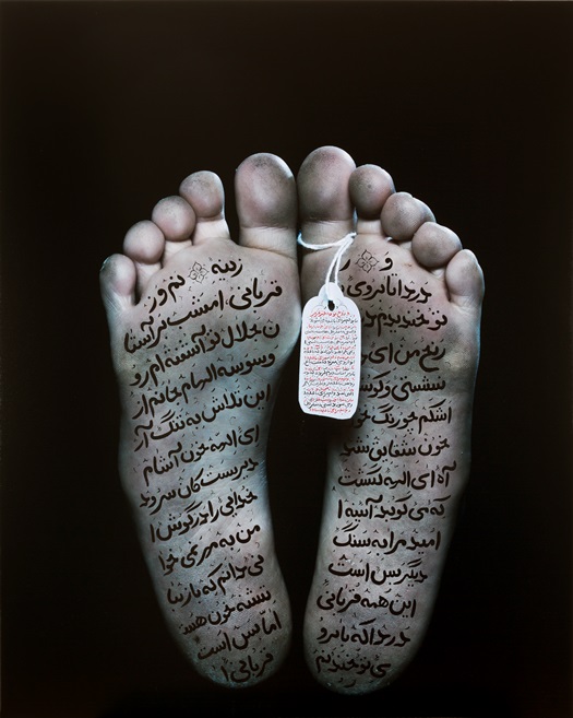 شیرین نشاط: من در این کار تم سیاسی داشتم و می خواستم حالت شاعرانه اش را حفظ کنم. چهره های آدم هایی که در حال عزاداری هستند و عکس های پاهای آدم هایی که بخاطر این انقلاب مرده اند را داشتم و در واقع خانه مفهوم وطن پیدا می کند و در حقیقت وطن آنها آتش گرفته.