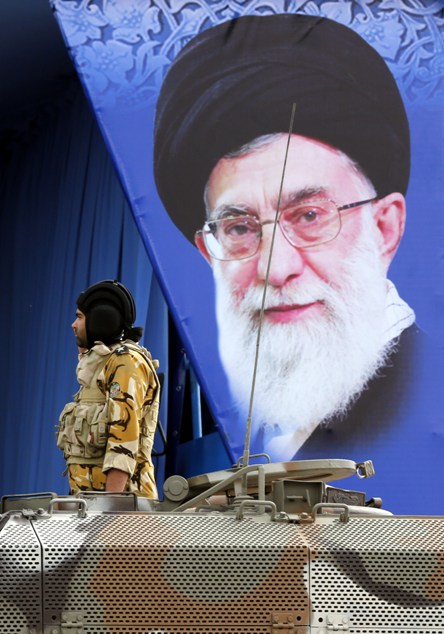 سرباز ایرانی روی تانک در برابر پوستر آیت الله خامنه ای رژه رفت - عکس آژانس خبری فرانسه