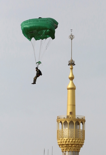 مراسم روز ارتش نزدیک آرامگاه آیت الله خمینی برگزار شد - عکس از آسوشیتد پرس