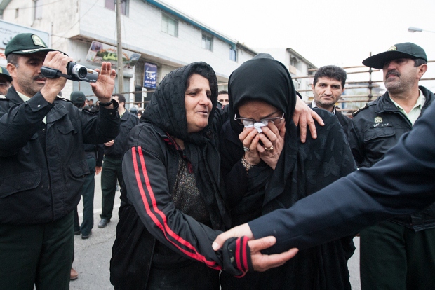مادر قاتل مادر مقتول را در آغوش می کشد-شرق پارسی
