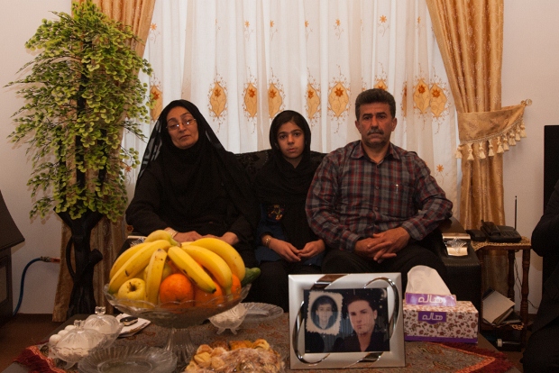 خانواده حسین زاده که دو فرزندشان به فاصله 4 سال کشته شده در کنار تنها فرزند باقی مانده خود-شرق پارسی