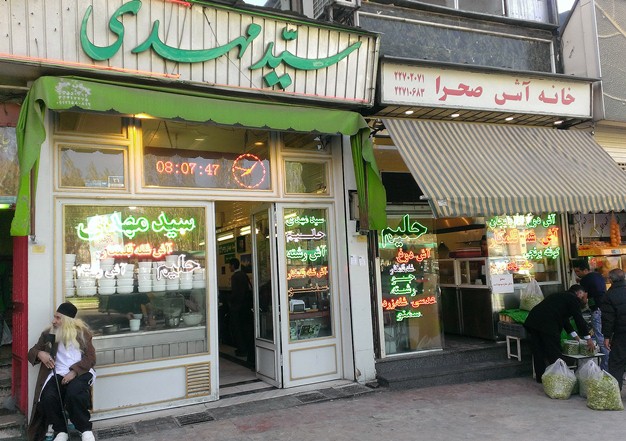 یکی از معروف‌ترین حلیم‌‌فروشی‌های تهران "سید مهدی" در میدان تجریش است-شرق پارسی