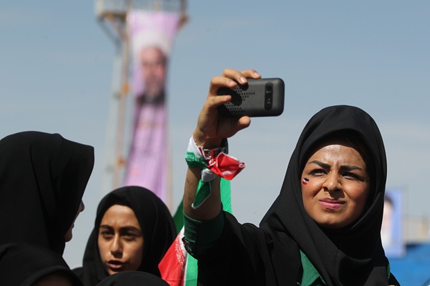 عکس گرفتن از روحانی در سفر وی به استان محروم ایلام-شرق پارسی
