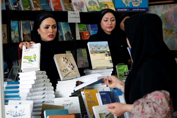 خرید کتاب در  نمایشگاه بین المللی کتاب تهران- شرق پارسی- بهار اصلانی