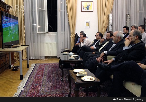 محمد جواد ظریف، وزیر امور خارجه ایران به همراه تیم مذاکره کننده هسته ای این کشور در وین در حال تماشای بازی ایران-نیجریه-ایرنا