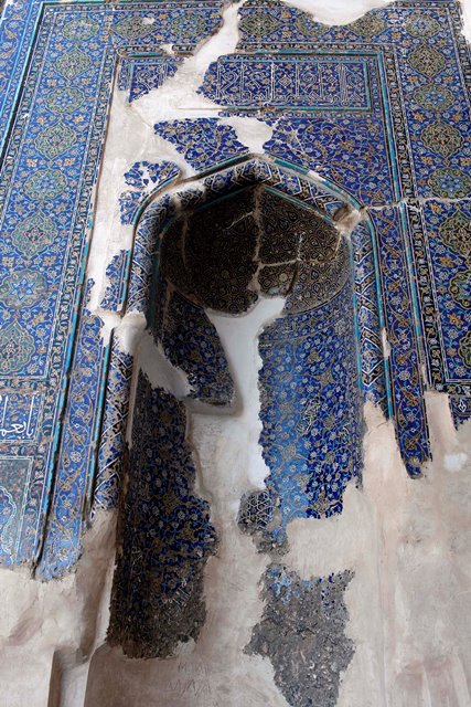 حتی با وجود این تَرَک ها، می توان به زیبایی خیره کننده ی مسجد کبود و هنر کاشی کارش پی برد - عکس از شرق پارسی - عکاس بهار اصلانی