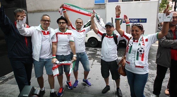 هواداران فوتبال در هتل محل اقامت بازیکنان تیم ملی فوتبال ایران گردهم آمده و این تیم را تشویق کردند – عکس شرق پارسی
