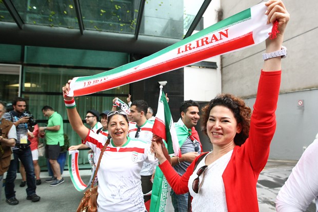 هواداران تیم ملی ایران در مقابل هتل پستانا محل اقامت تیم ملی فوتبال ایران در شهر کوریتیبا گرد هم آمدند – عکس شرق پارسی