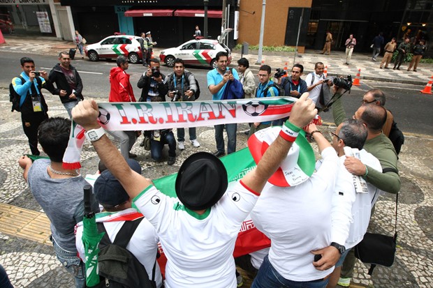 هواداران تیم ملی ایران در مقابل هتل پستانا محل اقامت تیم ملی فوتبال ایران در شهر کوریتیبا گرد هم آمدند – عکس شرق پارسی