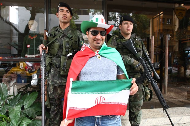 هواداران تیم ملی ایران در مقابل هتل پستانا محل اقامت تیم ملی فوتبال ایران در شهر کوریتیبا گرد هم آمدند – عکس شرق پارسی