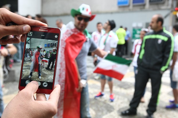 هواداران تیم ملی ایران در مقابل هتل پستانا محل اقامت تیم ملی فوتبال ایران در شهر کوریتیبا گرد هم آمدند – عکس شرق پارسی