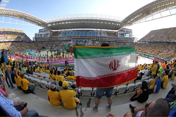 پرچم ایران در دست یکی از تماشاچیان در مراسم افتتاحیه بازی های جام جهانی 2014-شرق پارسی