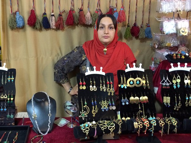 فروش صنایع دستی در کنار اشیای قدیمی در پارکینگ پروانه تهران-شرق پارسی