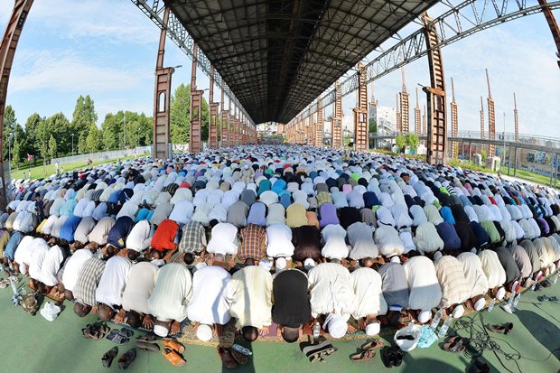 نماز عید فظر مسلمانان شهر تورین ایتالیا-آژانس عکس اروپا