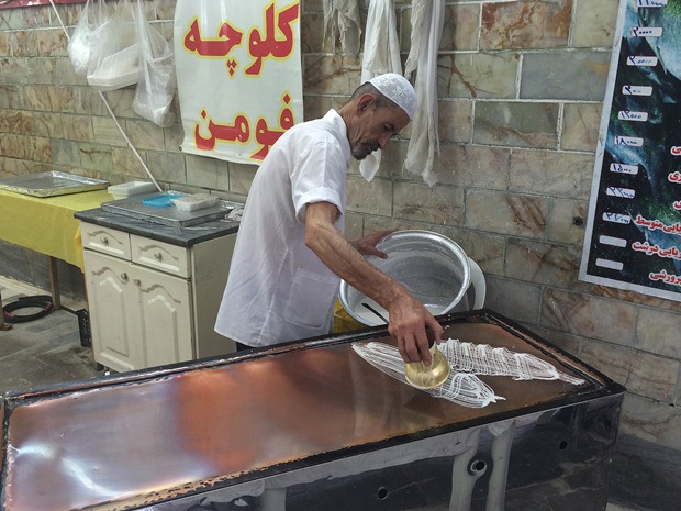 آماده شدن برای افطار -شرق پارسی