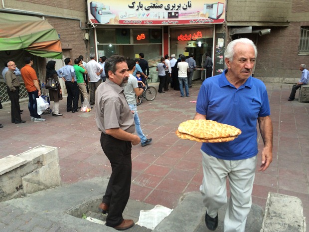 آماده شدن برای سفره افطار -شرق پارسی