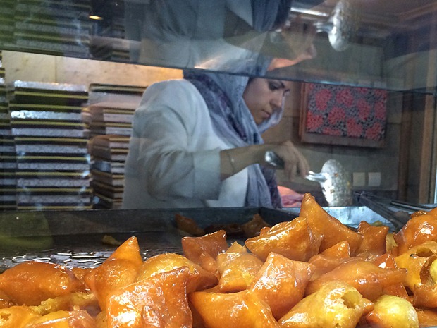 فروش زولبیا و بامیه در شیرینی فروشی های ایران در ماه رمضان-شرق پارسی