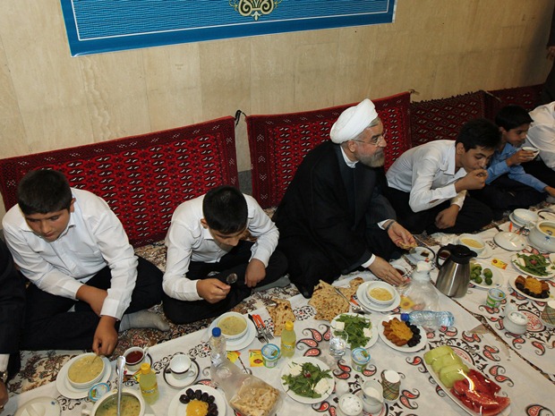حسن روحانی رییس جمهور ایران بر سر سفره افطار در کنار کودکان بی سرپرست-شرق پارسی