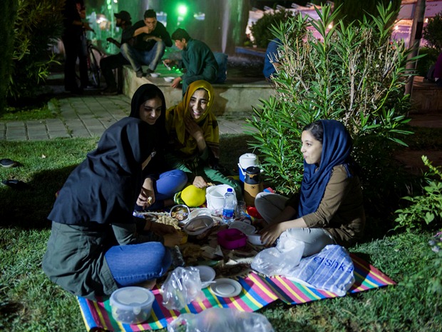 صرف افطار در پارکی در تهران در کنار خانواده-شرق پارسی