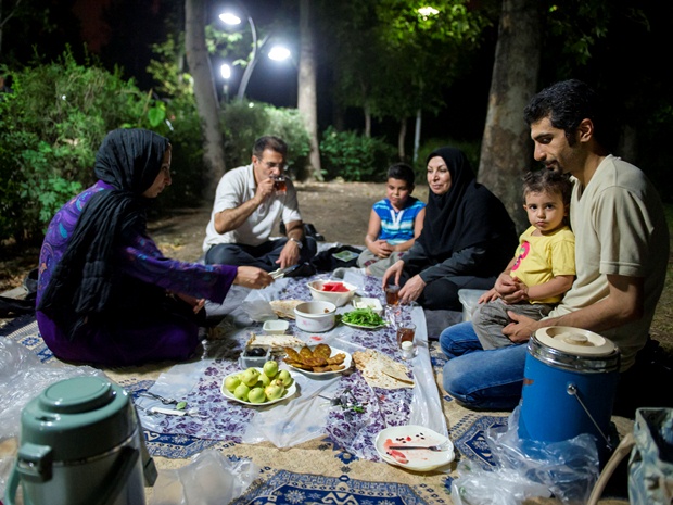صرف افطار در پارکی در تهران در کنار خانواده-شرق پارسی
