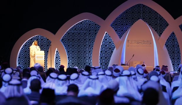 شیخ عبدالله بن زاید آل نهیان در مراسم گشایش کنفرانس دو روزه «ترویج صلح در جوامع مسلمانان» در ماه مارس 2014 در ابوظبی – عکس از خبرگزاری فرانسه