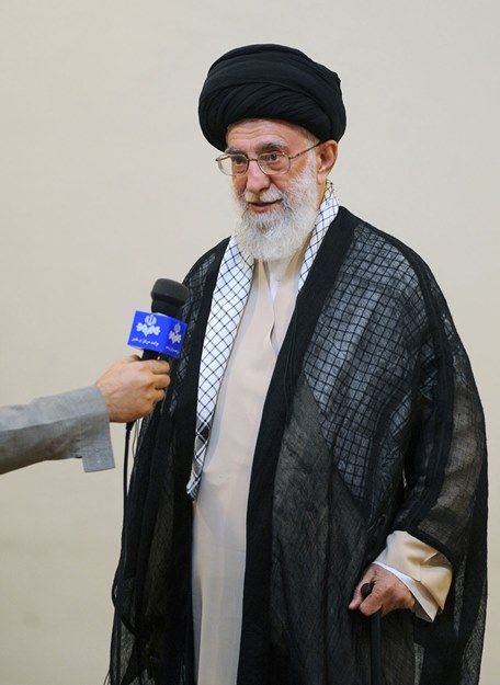 وب‌سایت رهبر جمهوری اسلامی ضمن انتشار عکس های وی در حالت ایستاده هنگام مصاحبه کوتاه با صدا و سیما، همین خبر را منتشر کرده است - آژانس خبری فرانسه