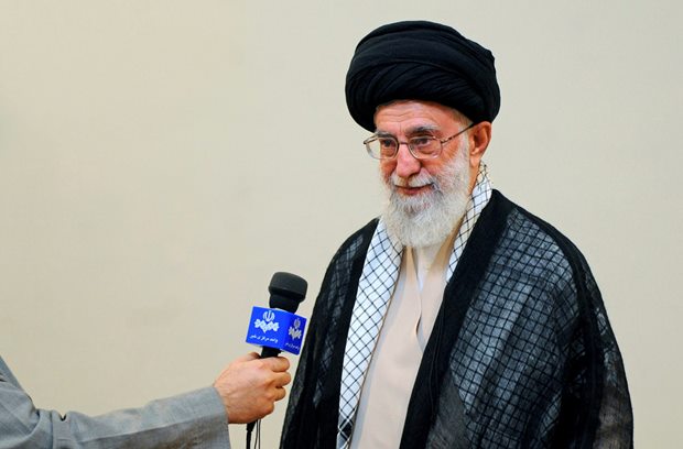 وب‌سایت رهبر جمهوری اسلامی ضمن انتشار عکس های وی در حالت ایستاده هنگام مصاحبه کوتاه با صدا و سیما، همین خبر را منتشر کرده است - آژانس خبری فرانسه